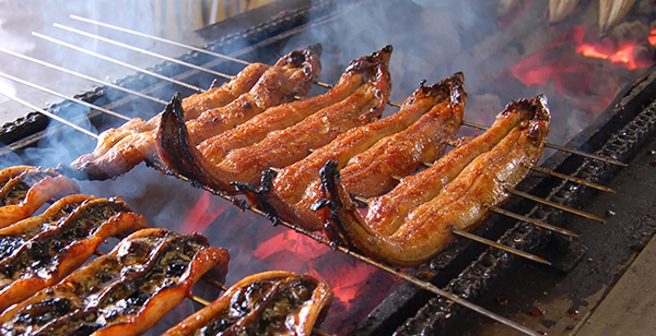 炭火独特の燻煙香が漂う蒲焼
