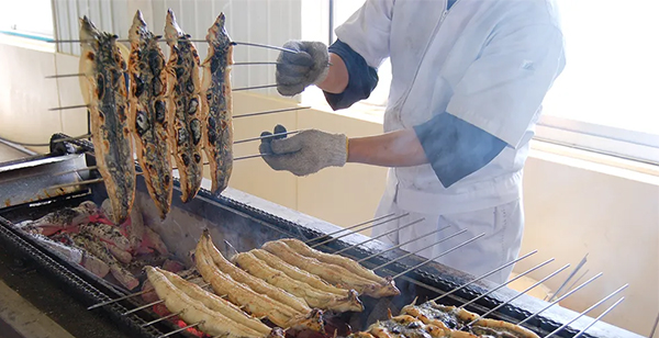 職人が一串一串絶妙なタイミングで返す手焼き技術